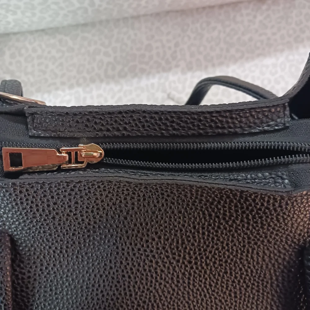 Vegan pebbled leather bucket bag and pouch NWOT - Picture 6 of 9